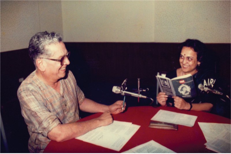 मुंबई आकाशवाणी: डॉ. श्रीराम लागू आणि सुहास जोशी ‘रमाई’ या कादंबरीचे वाचन करताना 1992.