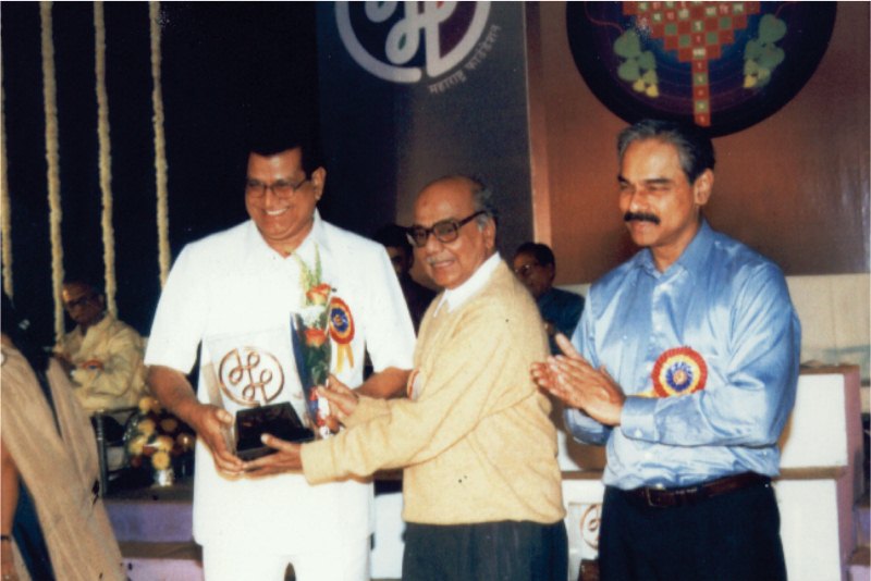 प्रा. रा. ग. जाधव, सुनिल देशमुख यांचे हस्ते ‘जीवनायन’ या कवितासंग्रहाला मिळालेला महाराष्ट्र फाउंडेशन पुरस्कार स्वीकारताना, 2003