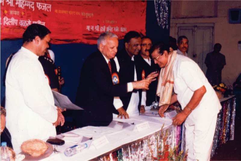 महाराष्ट्र शासनाचा विद्यापीठ स्तरावरील बेस्ट टिचर अवार्ड राज्यपालांच्या हस्ते स्वीकारताना 2003